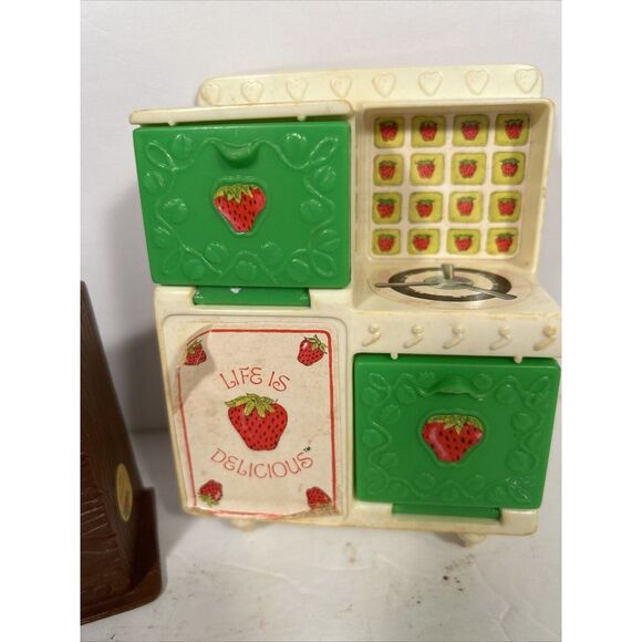 Strawberry Shortcake Berry Happy Bake Shoppe Stove And Sweet Stand Shelves Pie - Picture 2 of 5